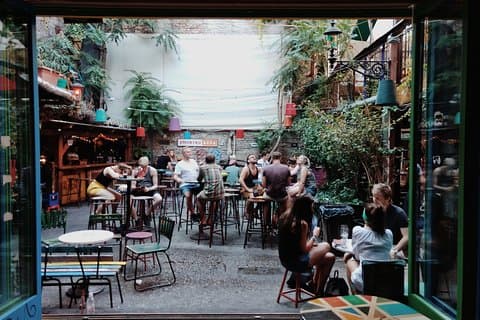 Arrastre secreto de la barra de la ruina en Budapest con un local