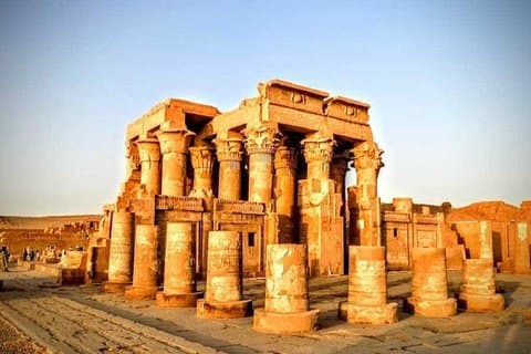 De Aswan: viagem de dia inteiro aos templos de Kom Ombo e Edfu