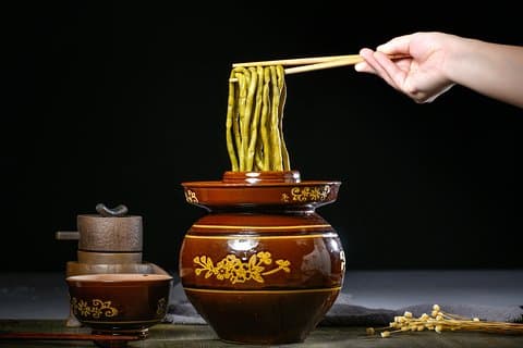 Meio dia Chengdu Pickles fazendo aula com uma visita de mercado local