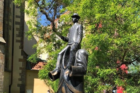 Explore el casco antiguo y la ciudad nueva de Praga: con guía privada con licencia