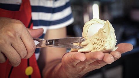Aula de culinária: Aprenda a fazer o pão tradicional da Sardenha.