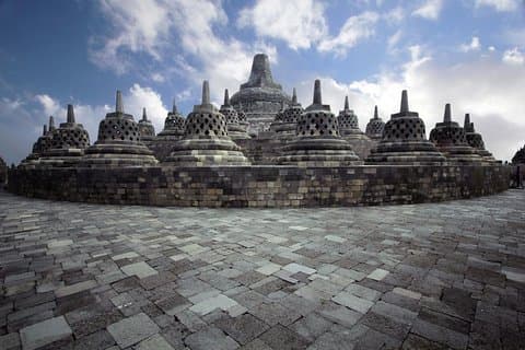 Aventuras em Borobudur e Lava Tour