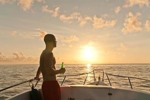 Escapade privée au coucher du soleil sur un yacht autour de la Riviera d'Athènes