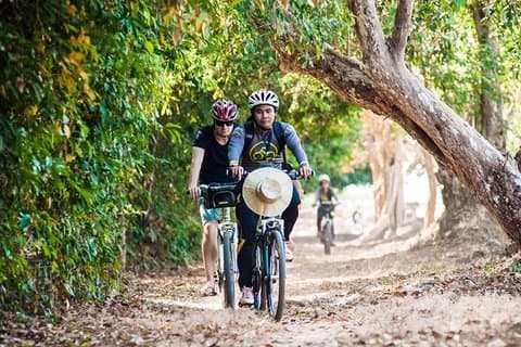 Angkor Wat & Bayon :: The Smiling Temple Bike Tour