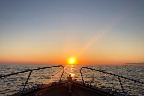 De Sorrente: Croisière au coucher du soleil à Capri avec dîner au bord de la mer