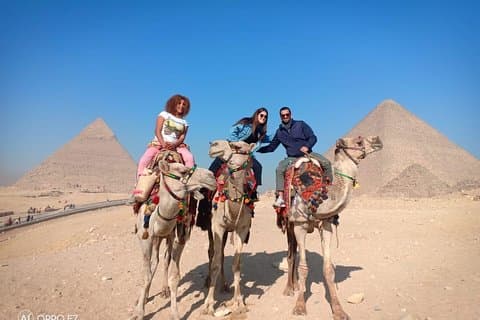 Explorez les pyramides et le Sphinx de Gizeh avec une excursion à dos de chameau