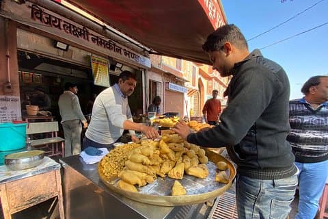 Desayuno Tour de la ciudad de Jaipur que incluye visita matutina de monumentos desde el exterior.