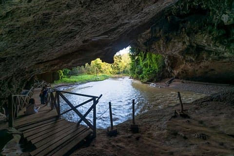 Grotte Tham Lod et pont préhistorique sur les tombes et les bambous