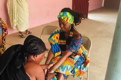 Traditionell namngivningsceremoni för afrikanska diasporor i Kumasi
