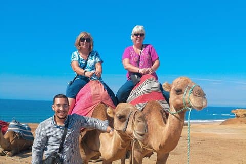 Giro in cammello sulla spiaggia di Tangeri