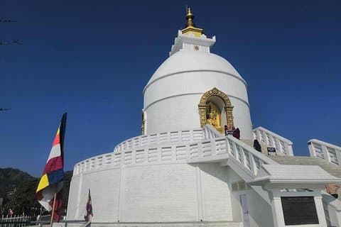 Caminhando para a paz mundial Stupa via Foxing Hill para expor a área rural de Pokhara