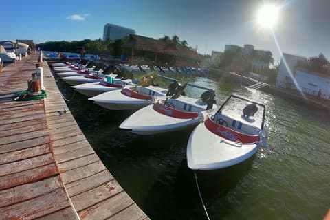 Esperienza mozzafiato alla guida di un motoscafo a Cancun con snorkeling incluso