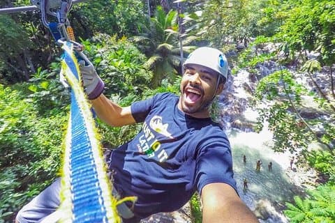 Privat rundtursöverföring till Dunns River Climb and Zipline över Falls!