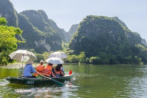 Excursion d'une journée en petit groupe à Ninh Binh à Hoa Lu Trang An au départ de Hanoi