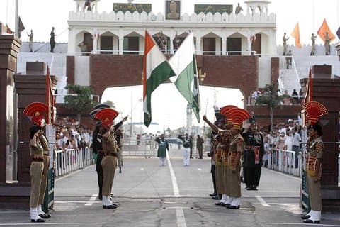 Vlagverlagingsceremonie op Attari vanuit Amritsar