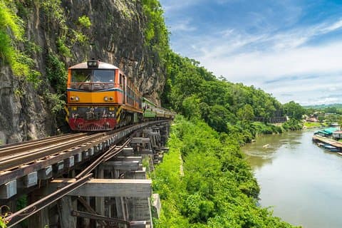 Historiske Kanchanaburi: Tog, båt og Skywalk + lunsj fra Bangkok