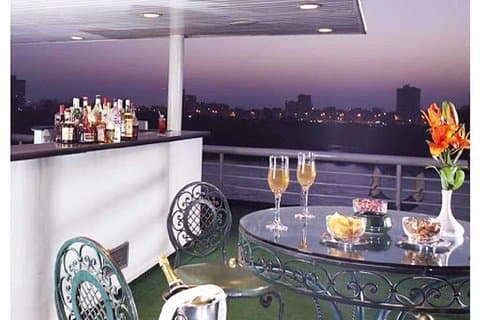 Ganztagesausflug West Bank, Dandara und Abendessen auf einem Boot.