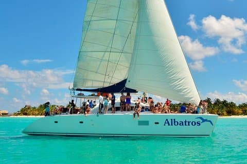 Segling katamaran med öppen bar till Isla Mujeres