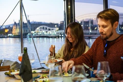 Jantar de catamarã privado com um chef e experiência de vela