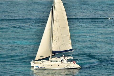 Catamaran à voile PLATINO avec Open Bar à Isla Mujeres