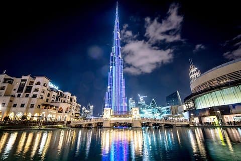 Burj Khalifa: no topo (124 andares) no horário nobre com transferência