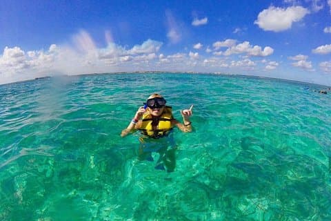 Esperienza di snorkeling a Cancún con motoscafo (coppia)