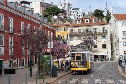 Privéwandeltocht door Lissabon: geschiedenis, verborgen verhalen en het lokale leven
