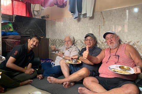 Aardewerkreis met familie-lunch in de sloppenwijk Dharavi