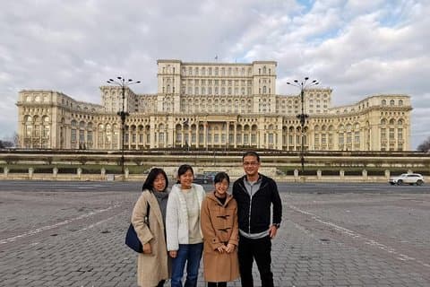 Stadtrundfahrt in Bukarest mit zwei Besuchen.
