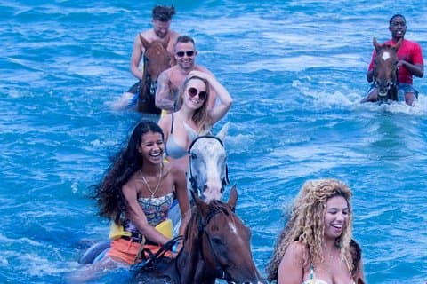 Tour combinado de equitación/tirolesa en Chukka Ocean Outpost con transporte