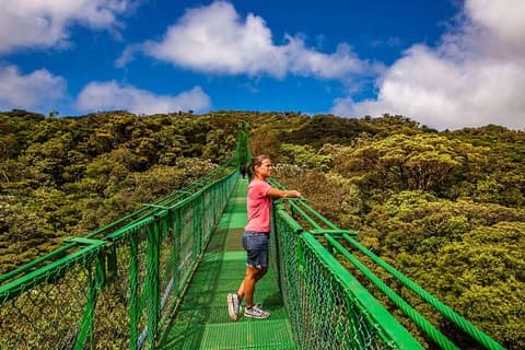 モンテベルデのセルバトゥーラ公園吊り橋ツアー