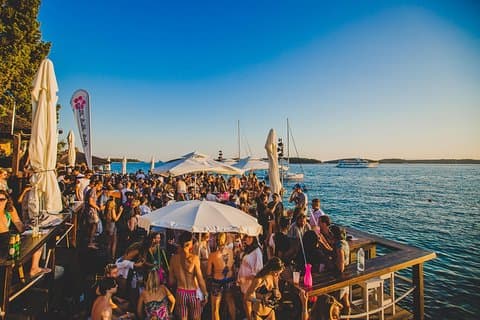 Privat halvdags båttur till Hula Hula & Laganini Beach Bars