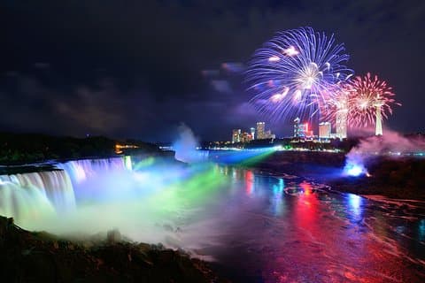Niagara Falls Premium Night Tour: Fireworks Boat Cruise & Dinner