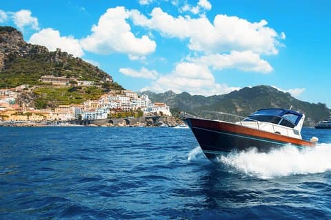 Tour en barco por la costa de Amalfi con recogida en los hoteles de la zona de Sorrento
