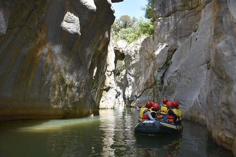 小型ボートでティベリオ渓谷へ行き、川沿いを徒歩で散策するツアー