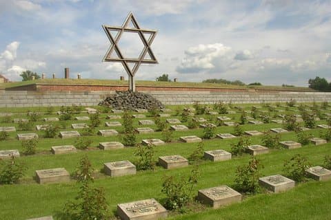 Trasferimento privato da Berlino a Praga con fermata al campo di concentramento di Terezin