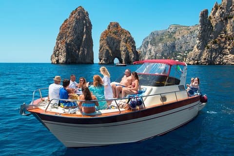 Tour in barca semi-privato di Capri con snorkeling e visita dell'isola