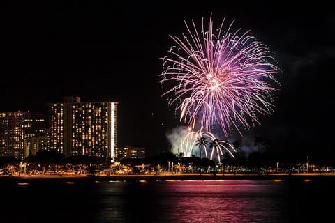 Vela de fogos de artifício de sexta-feira à noite em Waikiki