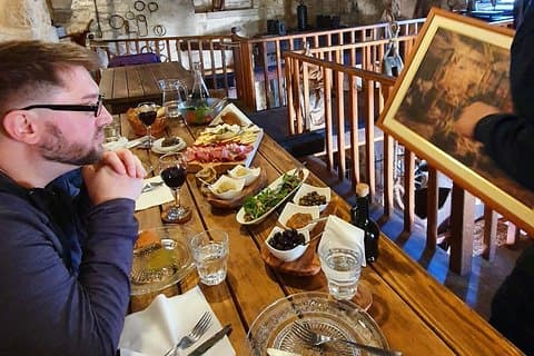 Paseo privado en barco auténtico con degustación de vino y comida con aceite de oliva en la isla de Brac