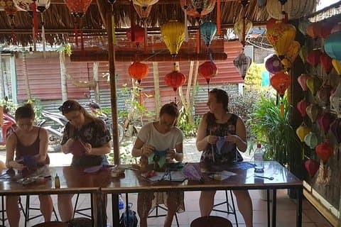 Tur til Tra Que Vegetable Village, Silk Weaving & Lantern Making Class