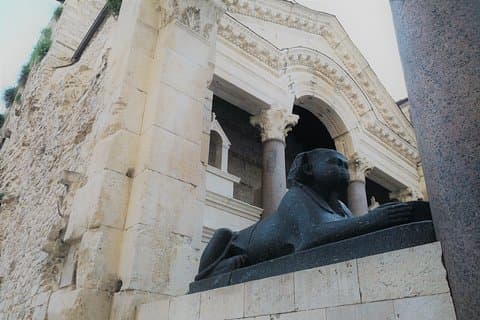 2 Hours Split Walking tour with free food tasting