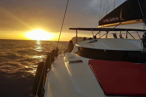 Santorini Avontuurlijke Catamaran Ervaring met Snorkelen
