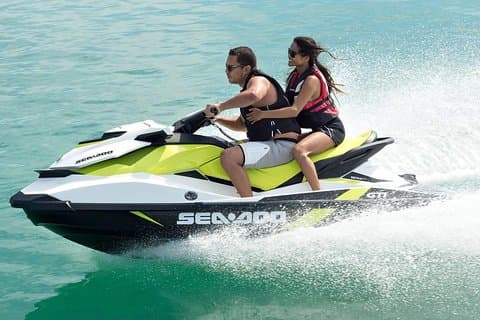 Una varietà di attività acquatiche popolari a Bali