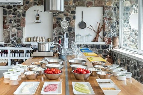 Corso di cucina dalla fattoria alla tavola di Santorini con uno chef locale, Christos