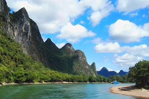 Tour privato di Guilin con Reed Flute Cave, Bamboo rafting + Esplora Yangshuo in bici