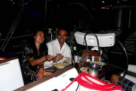Exklusives Abendessen auf einem Taormina-Segelboot
