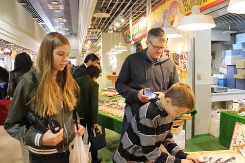 Tonijnveiling op Toyosu-markt met gekwalificeerde gids en vroege ochtendtour door de buitenmarkt van Tsukiji