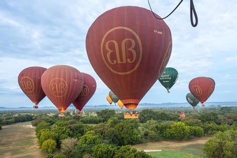 Mini gruppo: esperienza in mongolfiera a Bagan (voli premium)