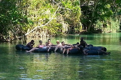 Blue Hole og River Tubing Tour fra Montego Bay