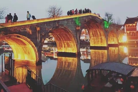 Tour privato di Shanghai Zhujiajiao Ancient Town e Sunset in Oriental Pearl Tower